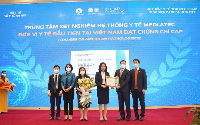 Đơn vị y tế đầu tiên Việt Nam nhận chứng chỉ xét nghiệm đạt tiêu chuẩn CAP - Ảnh 1.