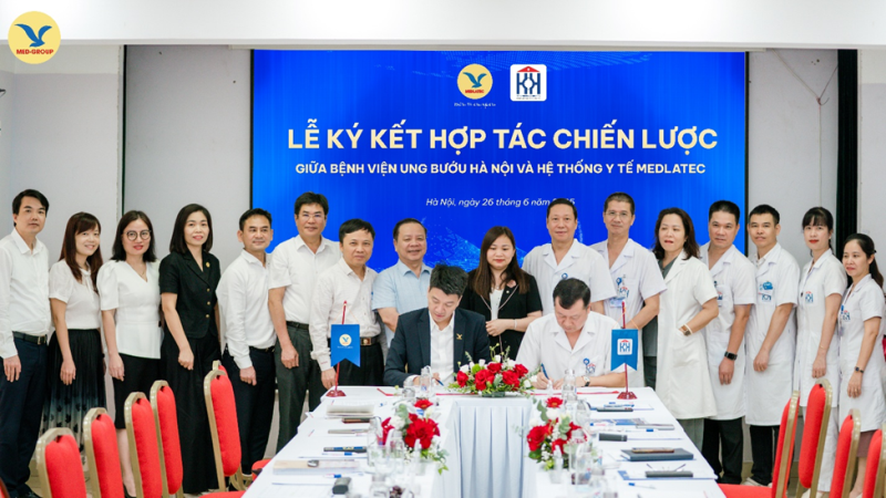Bệnh viện Ung bướu Hà Nội và Hệ thống Y tế MEDLATEC ký kết hợp tác chiến lược - Ảnh 1.