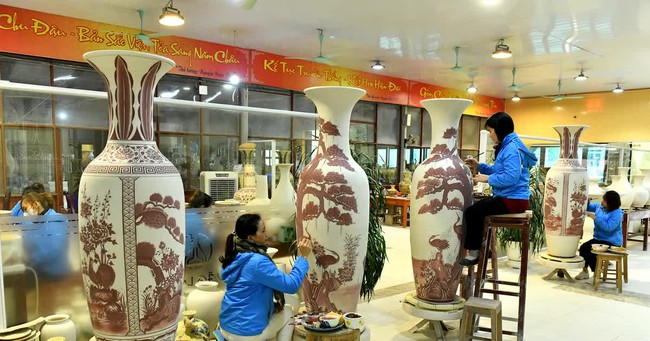 [Ảnh] Xưởng gốm Chu Đậu hối hả sản xuất hàng Tết