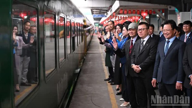 Báo Nhân Dân ra mắt "Chuyến tàu hạnh phúc": Hành trình nhân văn chào Xuân mới