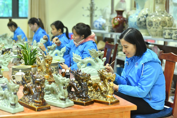 [Ảnh] Xưởng gốm Chu Đậu hối hả sản xuất hàng Tết - Ảnh 7.