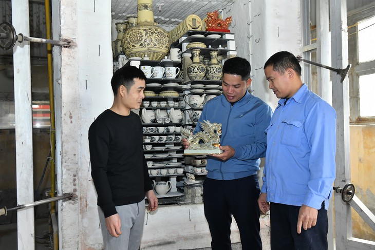 [Ảnh] Xưởng gốm Chu Đậu hối hả sản xuất hàng Tết - Ảnh 12.