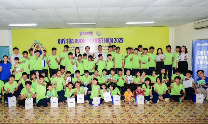 Vinamilk launches Vietnam Rising Milk Fund 2025 on the occasion of the 50th anniversary of national reunification - Ảnh 4.