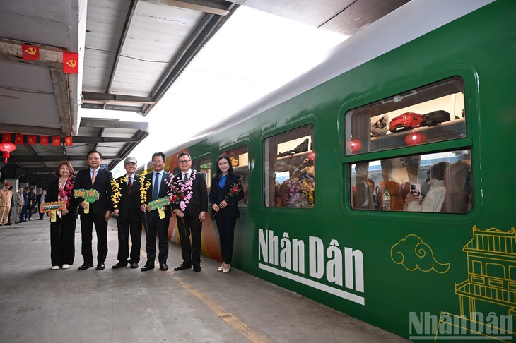 Báo Nhân Dân ra mắt "Chuyến tàu hạnh phúc": Hành trình nhân văn chào Xuân mới - Ảnh 7.