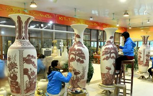 [Ảnh] Xưởng gốm Chu Đậu hối hả sản xuất hàng Tết